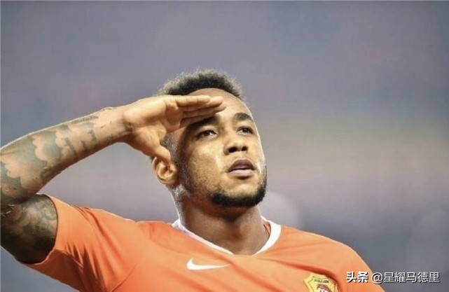 壕气冲天？中超外援喜提纯金打造的手机壳！他在卓尔年薪近2800万