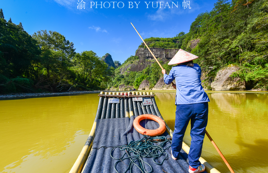 武夷山九曲溪撑筏人,武夷山九曲溪竹筏印象大红袍