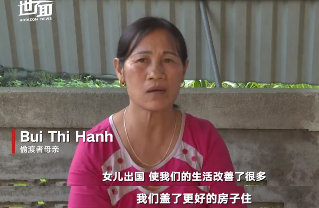 合影9元一张，救救我女儿女婿，71岁老人扮玩偶脱下头套后太心酸