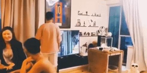 苏醒砸电视图片,苏醒名场面砸电视