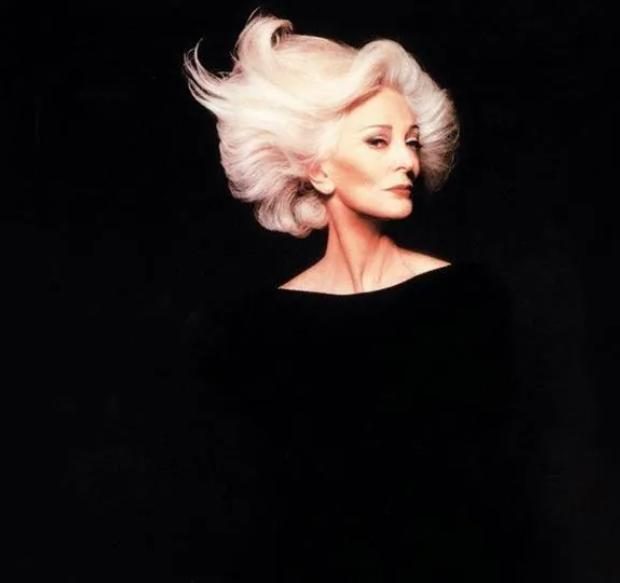 超模女王卡门：三次婚姻不幸，83岁有小鲜肉男友，89岁还上台走秀