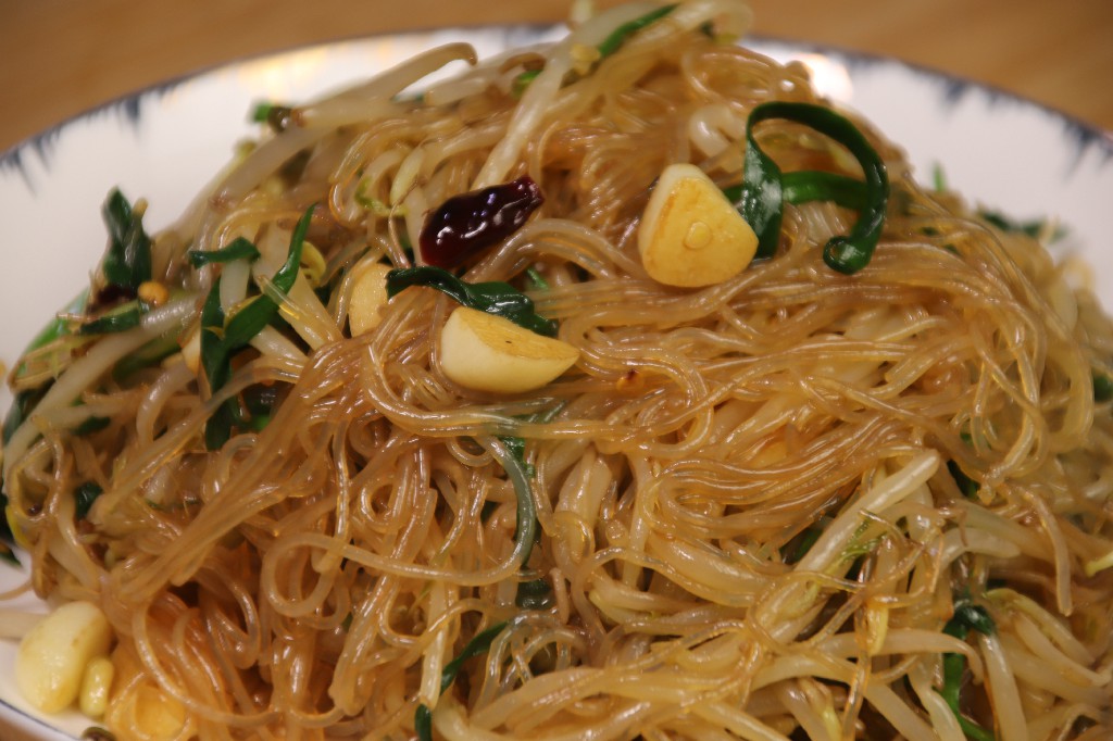 为什么炒粉丝会湿哒哒的,为什么炒粉丝会粘在一起