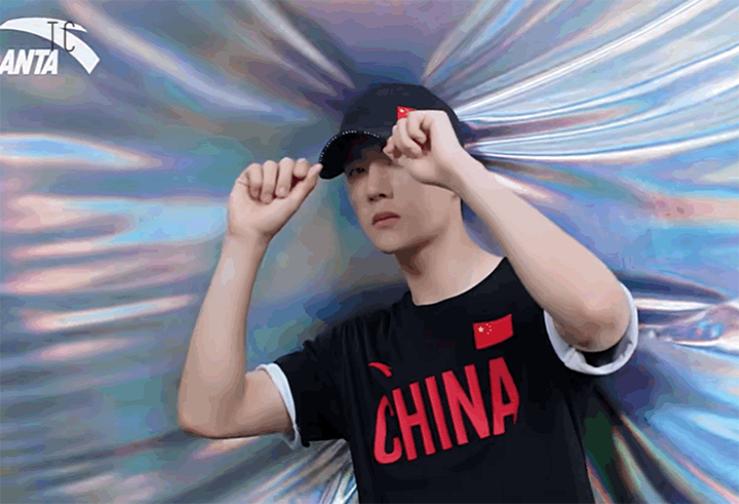 业界对王一博代言安踏的评价,王一博85号赛车手应援旗