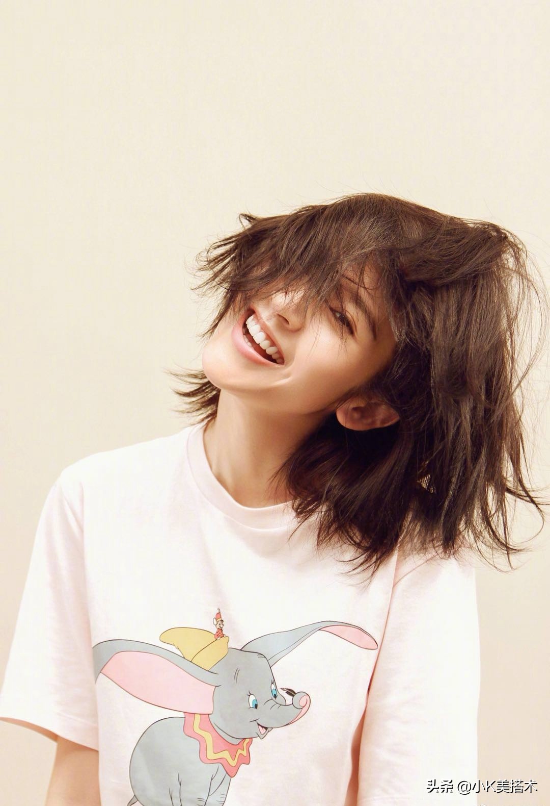 唐艺昕穿绿半身裙机场短袖,杨幂唐艺昕穿衣