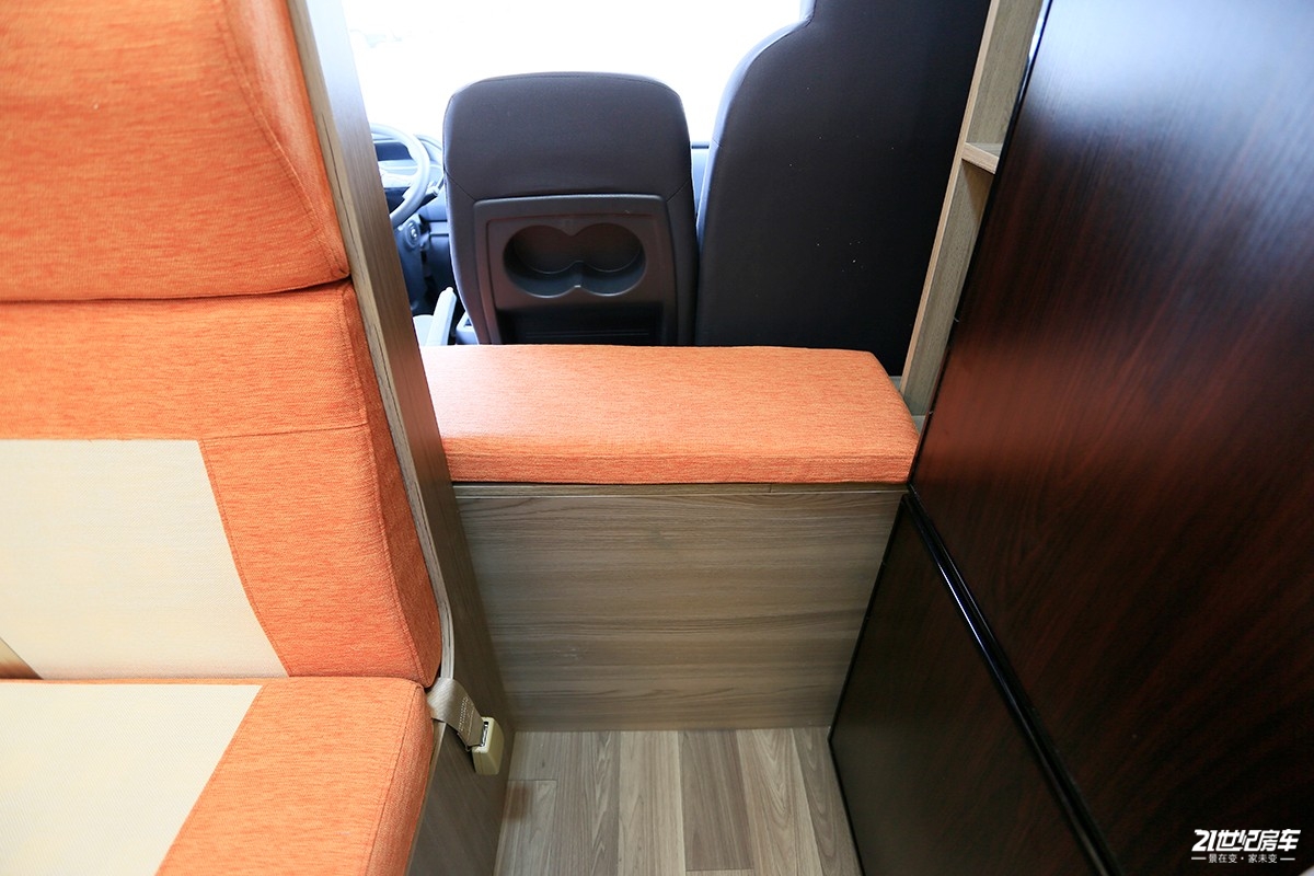 性价比入门房车,新飞国六平头轻卡房车