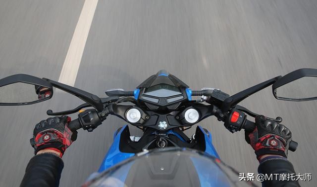 极速164km，百公里加速8.4S！这款250cc运动街车，配置高，动力强