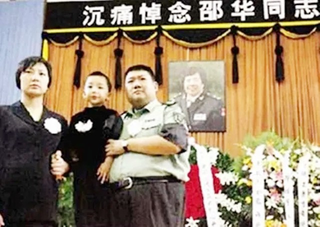 邵华和儿媳刘滨珍贵合影,婆媳其乐融融,邵华非常疼爱儿媳刘滨