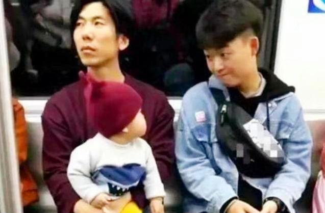 宝宝坐地铁，对小哥哥不停流“哈喇子”，孩子犯花痴家长要引导好