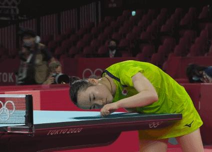 陈梦回应黄晓明接风菜,陈梦主动招呼伊藤美诚来合影