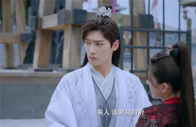 一人分饰三角片段,一人分饰多角电视剧吻戏