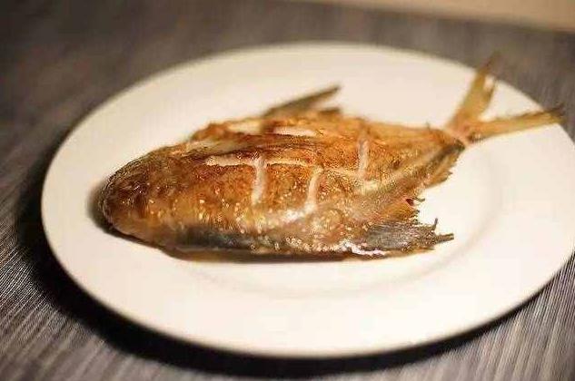 不粘锅煎鱼怎么煎不黄,油煎食物不粘锅最有效的方法