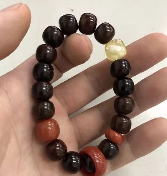 沉香手串包浆好还是不包浆好,怎样分辨包浆和不包浆的手串