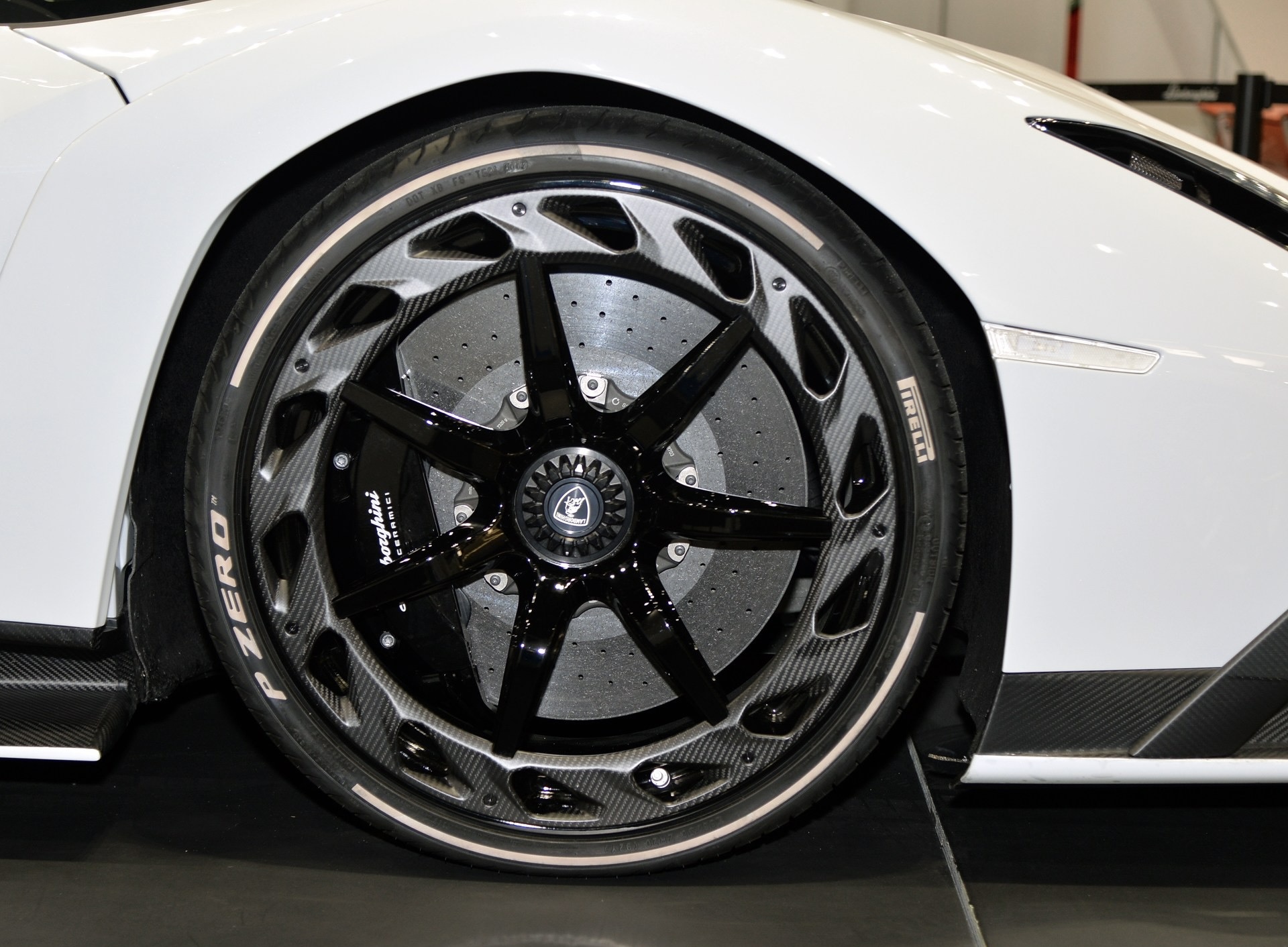 心中唯一的神，*博兰**基尼Veneno