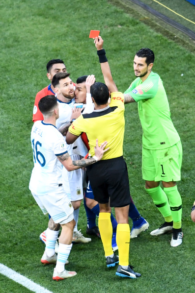 梅西恶意推人裁判竟连一张黄牌都没出球迷生气失望:裁判怂了