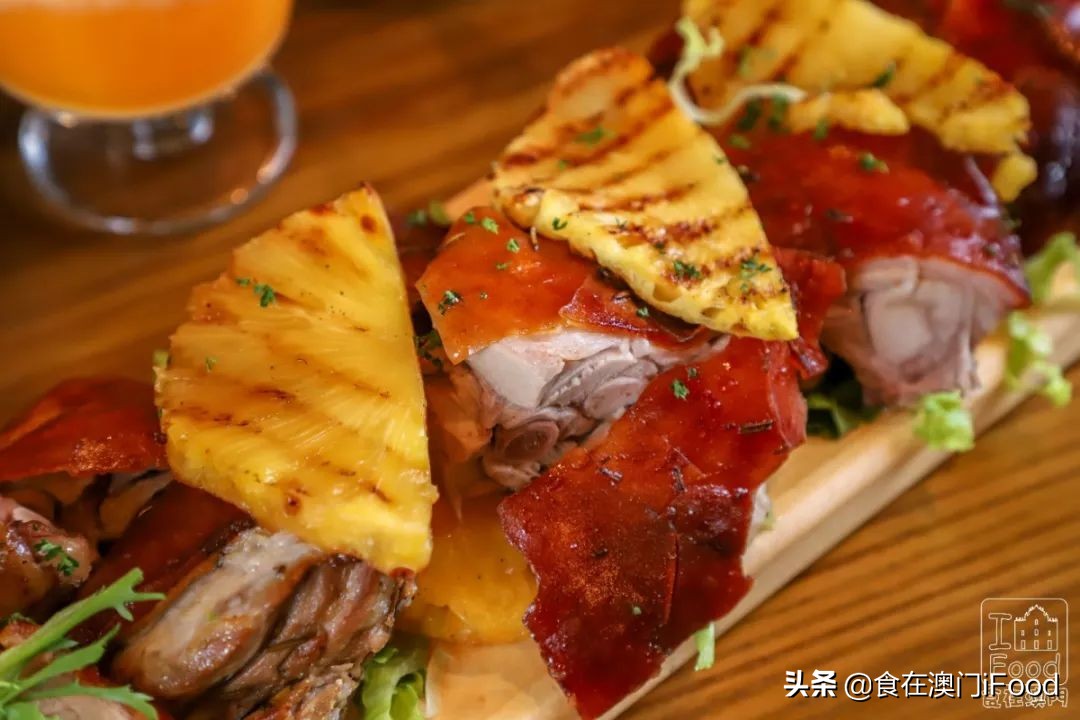 澳门探店|新马路有一家人气斜坡西餐厅!菠萝BB猪必吃