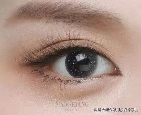 眼线一画上就晕染,眼线一笔画完视频