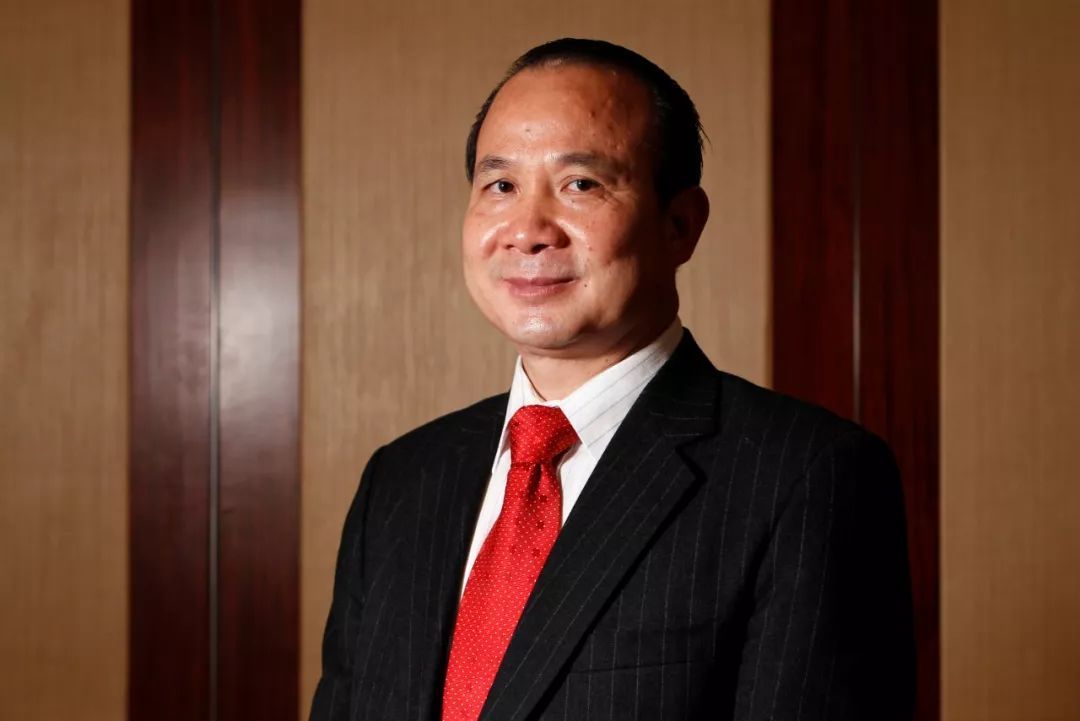 找成龙代言后，霸王洗发水怎么样了？创始夫妻内斗大闹香港