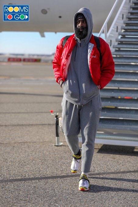 火箭抵达盐湖城，别人都穿羽绒服，保罗不冷吗？卡佩拉最搞笑