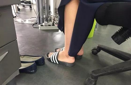 韩国人喜欢穿三条杠拖鞋吗,韩国人喜欢三线拖鞋吗