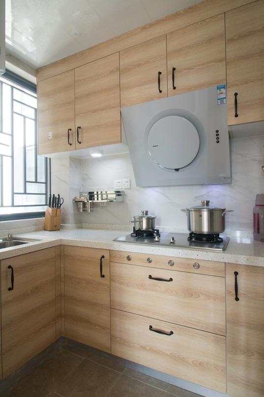 胡桃木橱柜黑色台面最佳配色,橱柜定制配色奶油白跟什么配