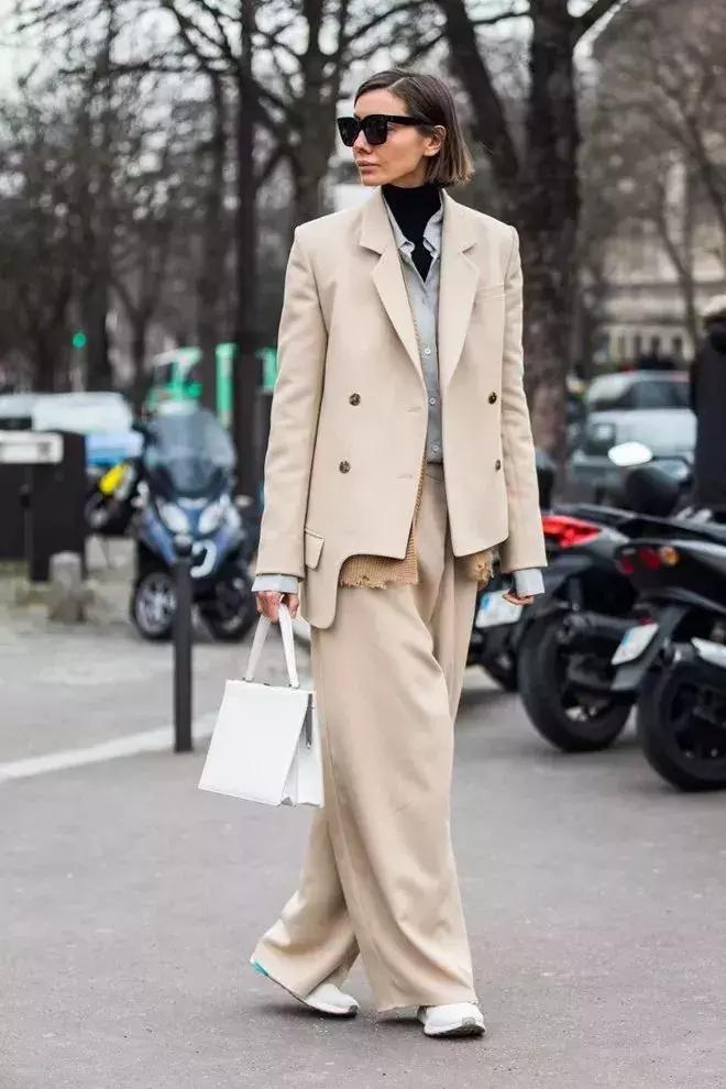 时髦就得穿高跟鞋？！nonono小白鞋也可以