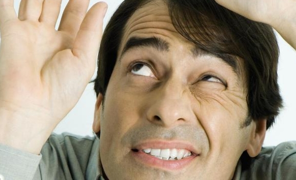 眼睛疼前面有黑点出现,眼睛前面有黑点在飞