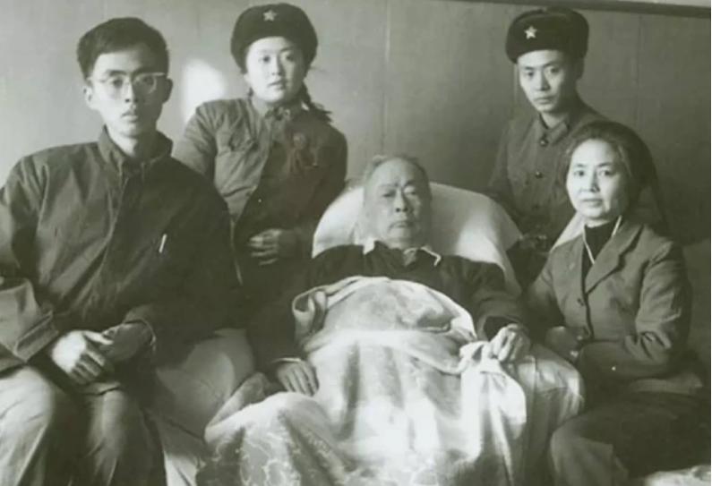 儒将陈毅：军大衣里藏情书，用诗词与家人交流，与儿子对弈常悔棋