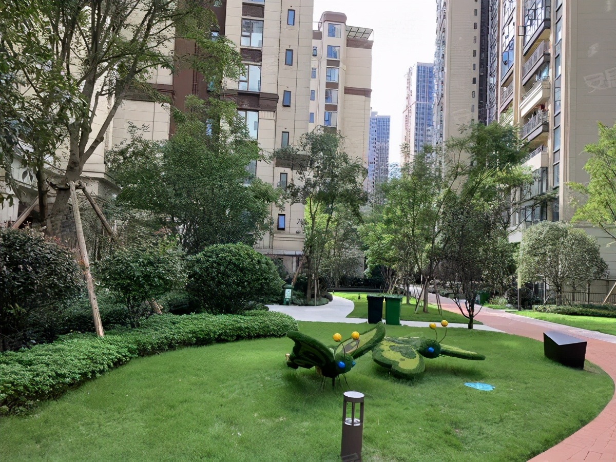 一街之隔房价差几千,一桥之隔房价却差百万