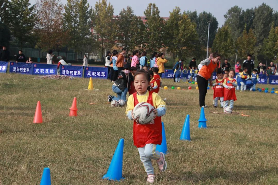 「五彩球运动」“宝贝向前冲”红黄蓝五彩球运动激情开幕