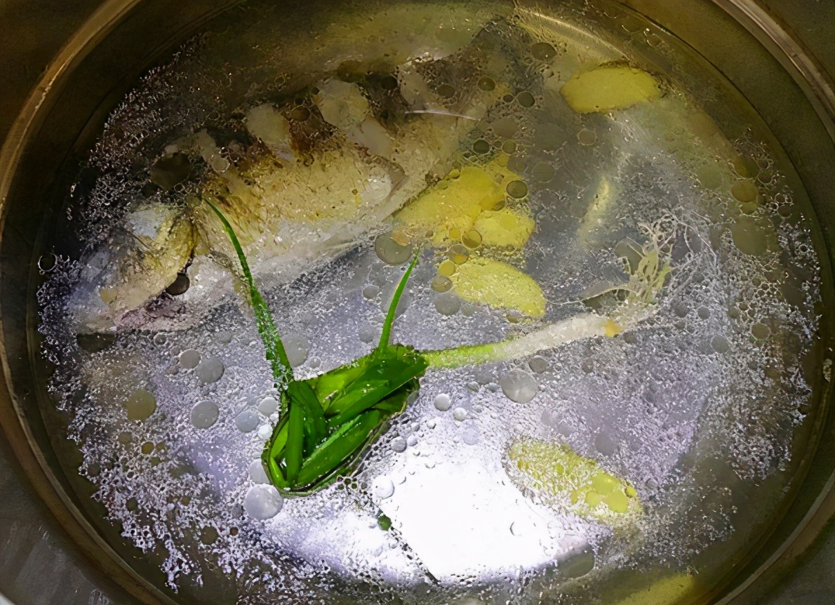 炖鱼汤时，牢牢记住“4窍门”，鱼汤炖好鲜美不腥，分享正确做法