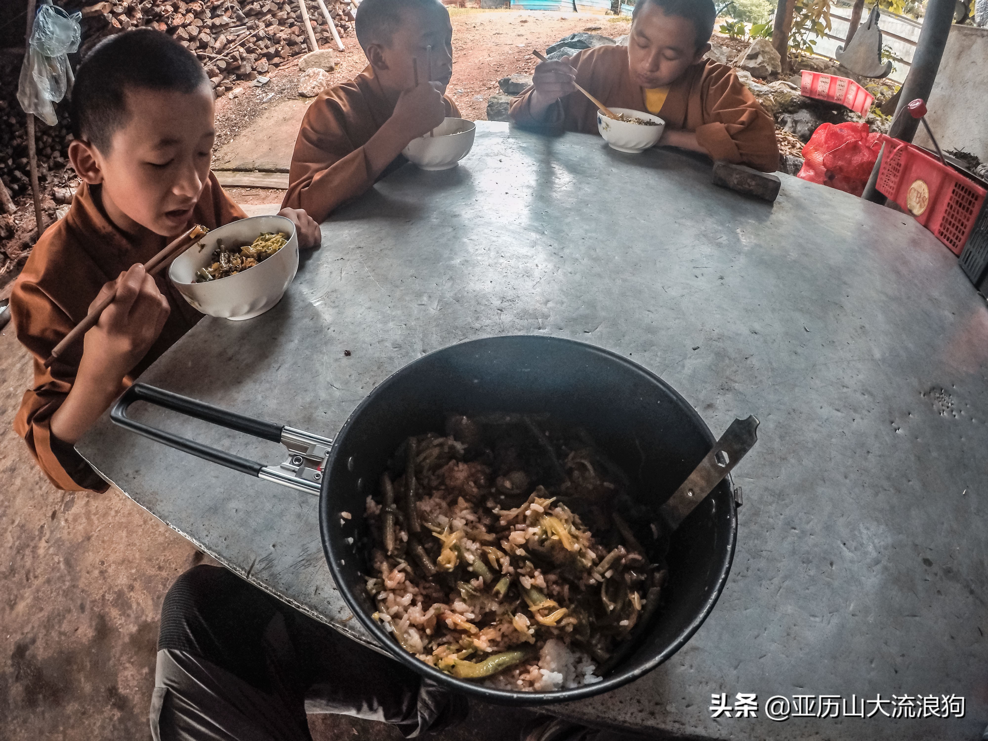 中缅边境的佛寺,旅途中遇到藏区僧人