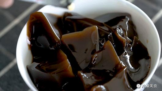 74岁的他,把一半的人生交给了这碗「黑暗甜品」