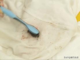 毛料衣服发霉怎么洗掉霉斑,发霉发黄的衣服怎么洗掉霉斑