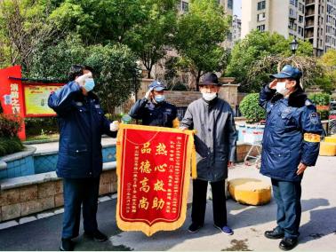 锦旗的背后故事,锦旗背后的故事警察