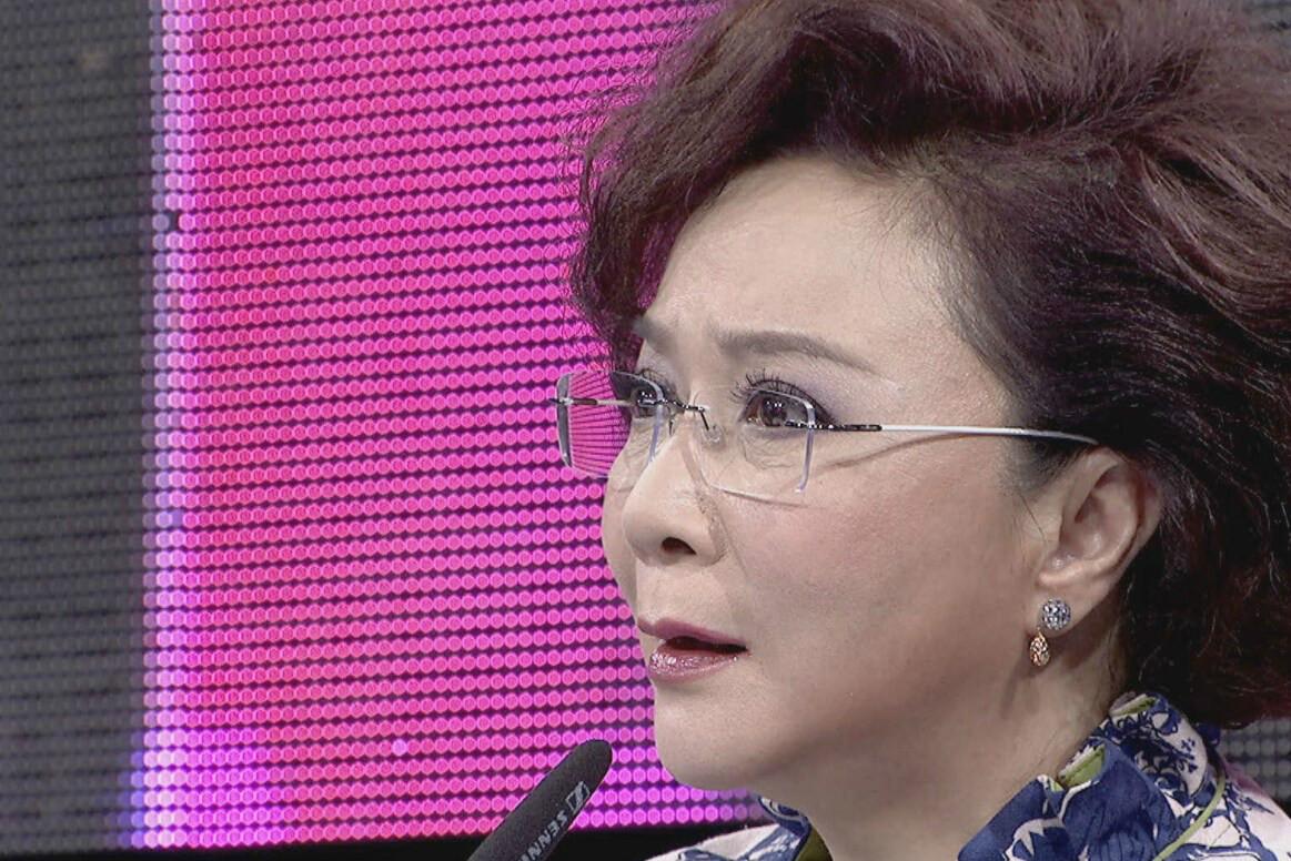 蔡明热巴直播回放,蔡明拿着热巴的照片