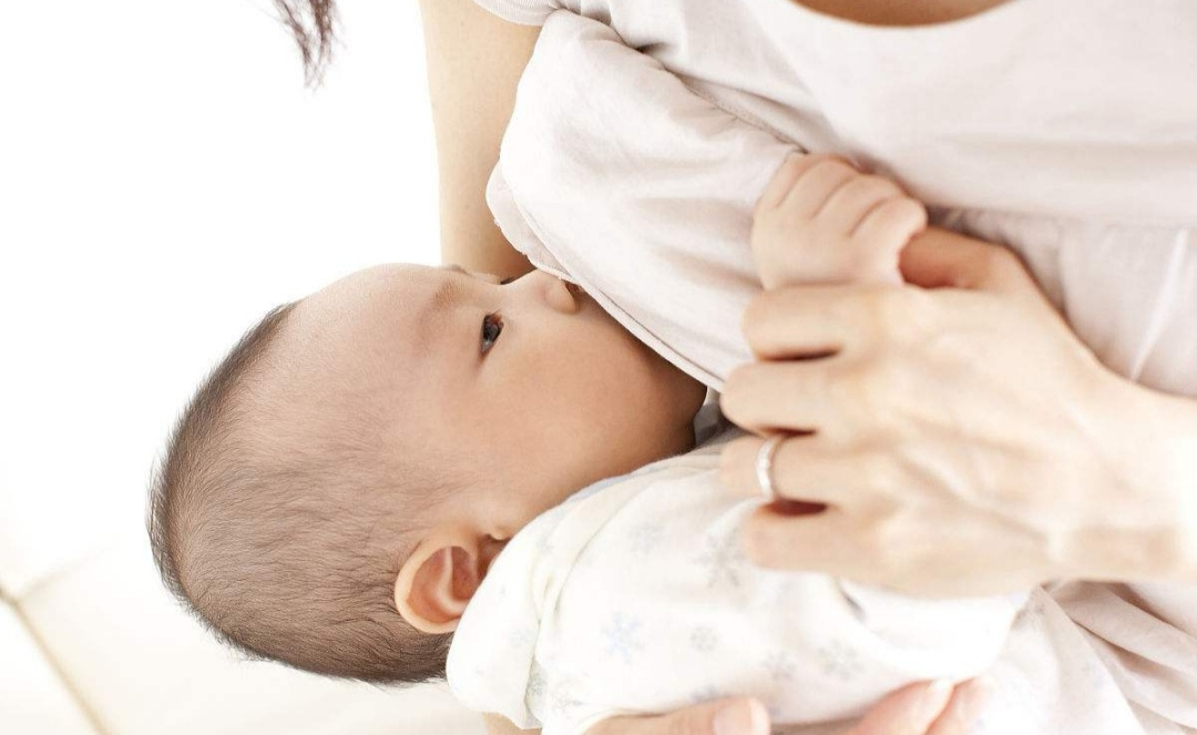 小孩发烧惊厥抽搐翻白眼面色发紫,高烧惊厥抽搐吐白沫翻白眼