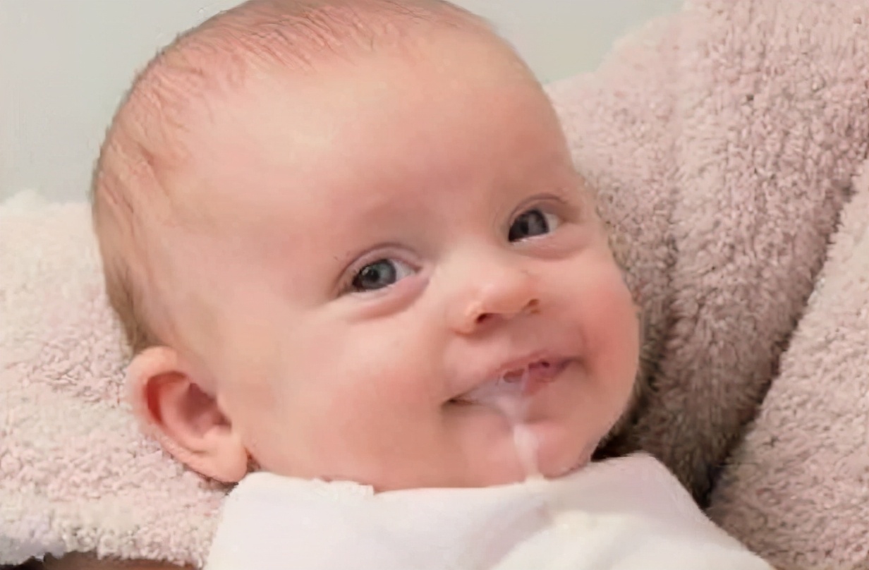 给宝宝拍嗝过程中吐奶怎么回事,给宝宝拍嗝时吐奶应该怎么办