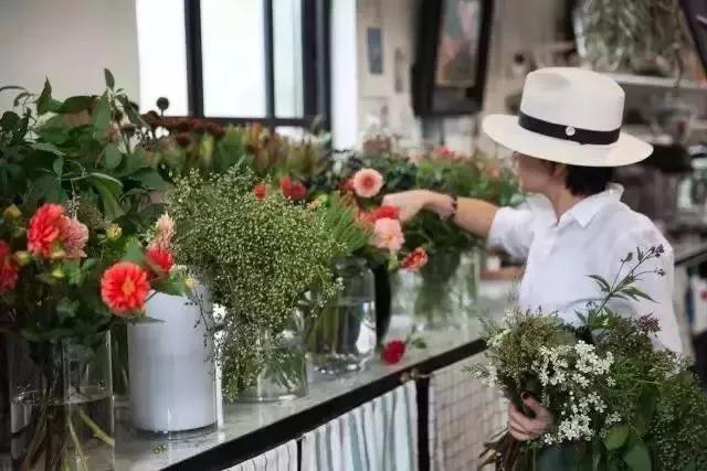 这家破厂房改造的花店，这是北京最美的小花店，明星都来拍照