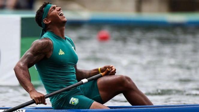 巴西奥运会男足夺冠领奖,奥运会巴西男足拿下金牌球迷反应