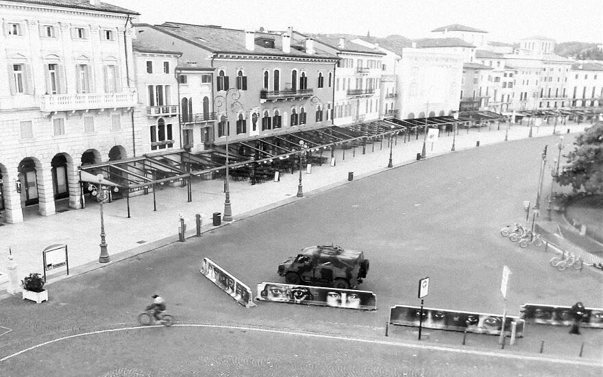 街头监控拍下天使救人,监控拍到国外街头的视频