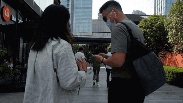 太古里的年轻人耳机在放什么？