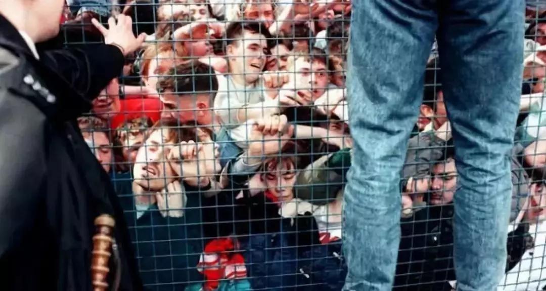 足球惨烈受伤瞬间,足球赛场踢死人事件