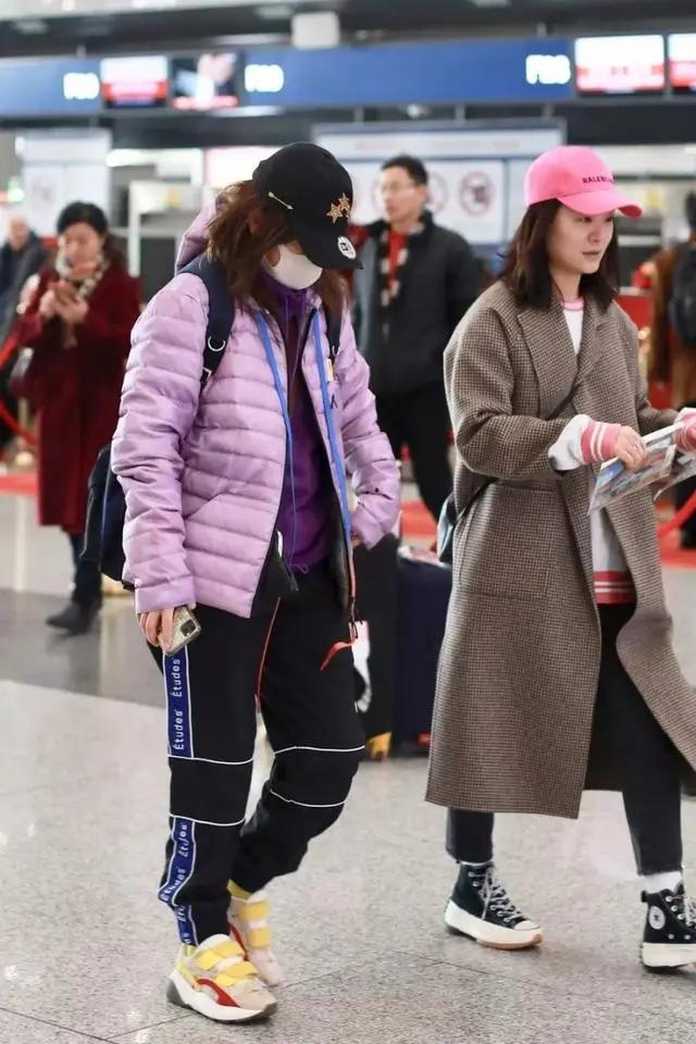 赵薇穿蓝白条纹西装,赵薇穿衬衣出席活动