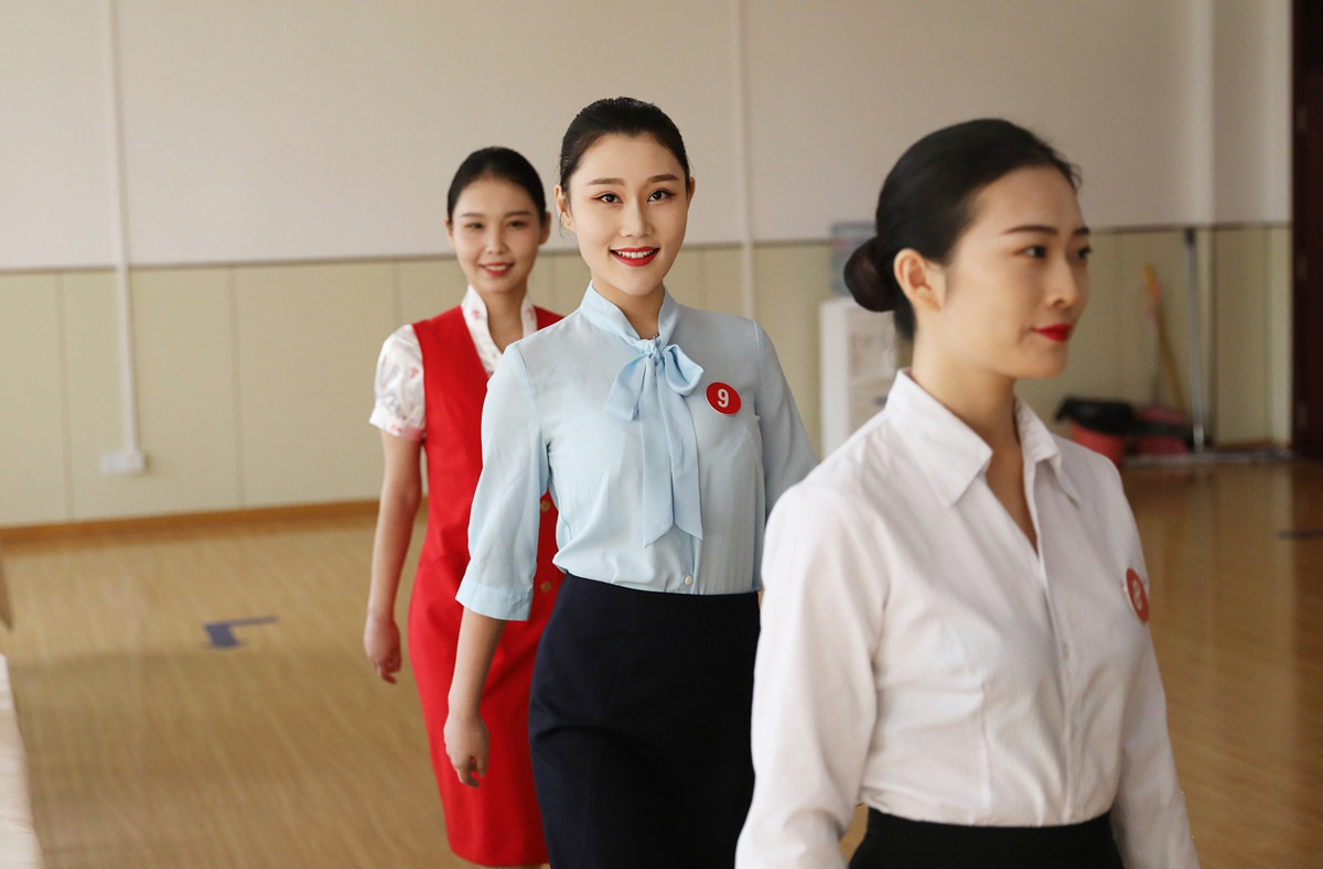 空乘专业学院招生需要什么条件,想成为空姐要用什么样的方法
