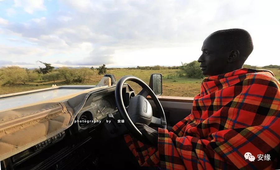 他，百亿富豪，常近乎全裸出现在公共视线里，却被英女王封为爵士
