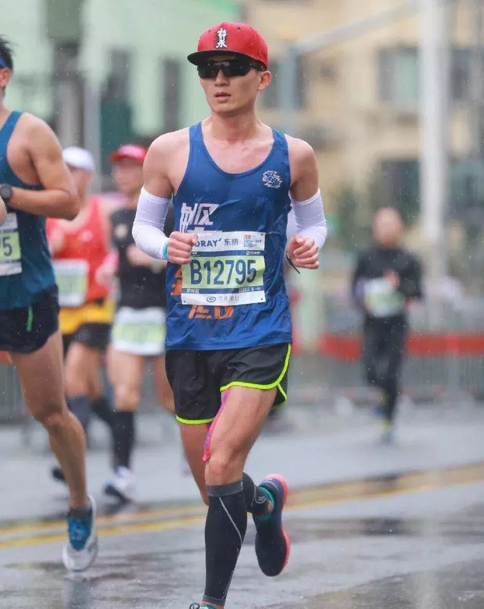 还记得第一双跑鞋吗,还记得第一双碳板跑鞋吗