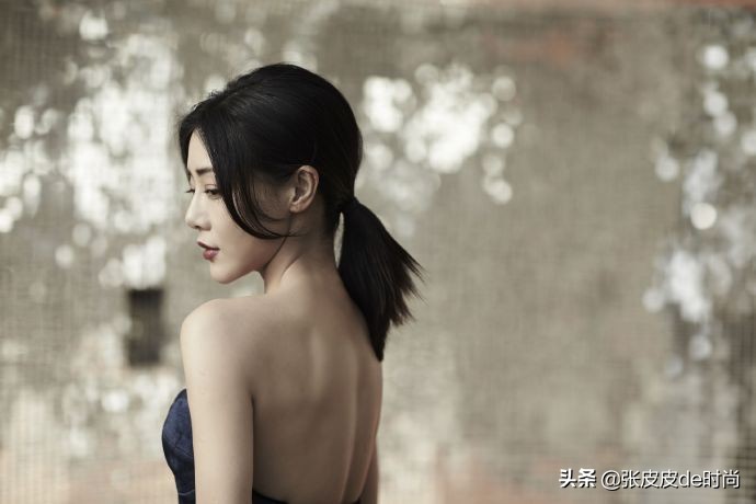 小姨妈邓家佳今年几岁了,小姨妈邓家佳晒照秀窈窕身材