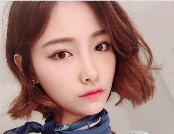 方脸额头窄适合的发型短发,女人额头凸适合怎样的发型短发