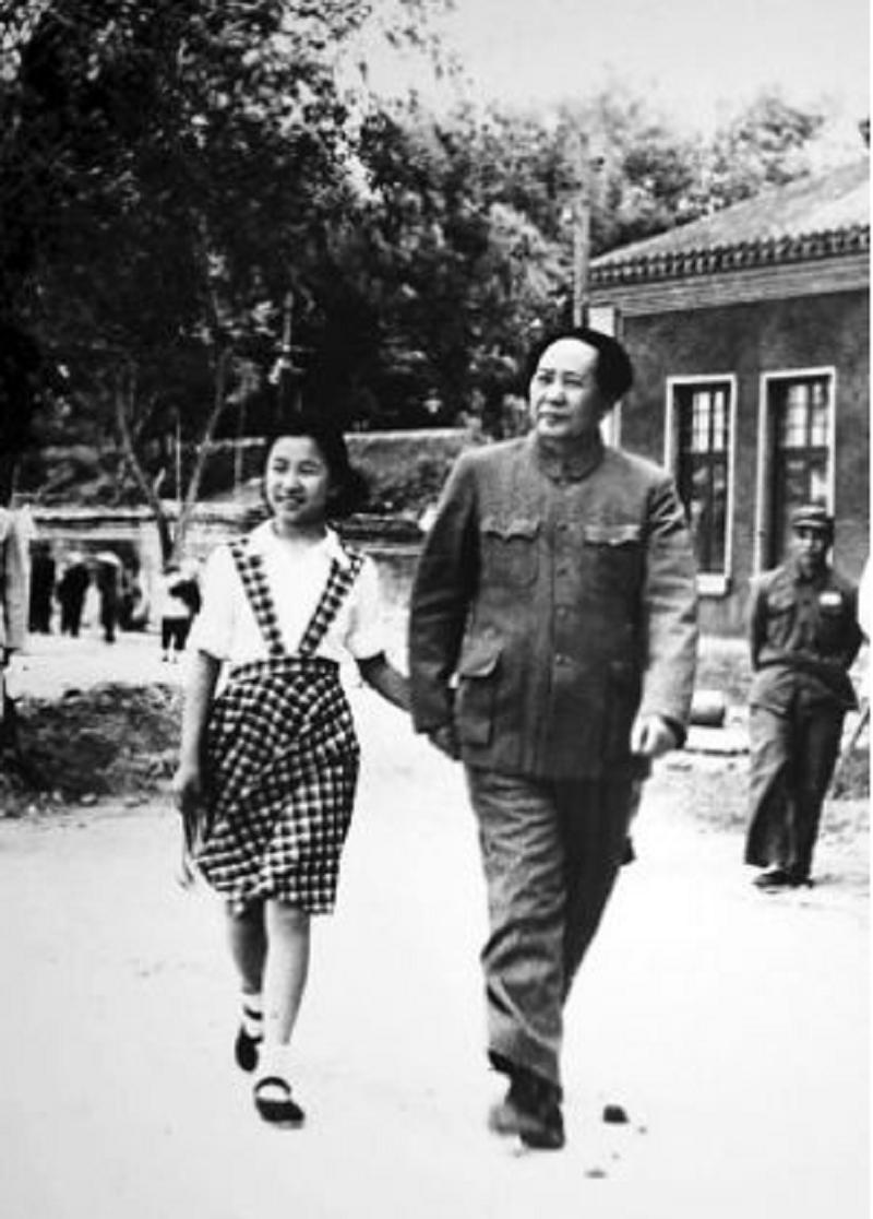 李讷上学时，毛主席给她生活费26元，同学向她借钱，她如何处理？