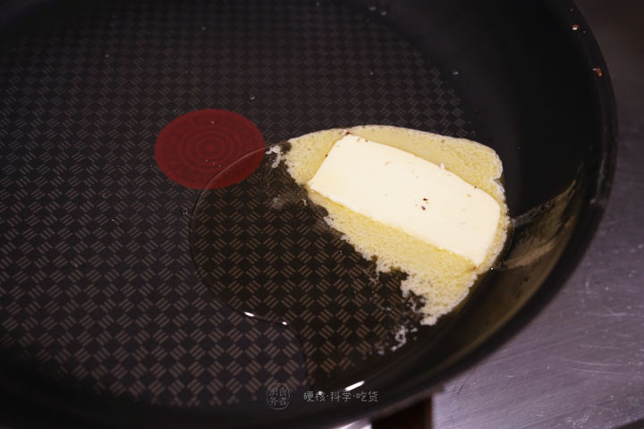 煎牛排大火会糊吗,煎牛排温度高黄油糊了